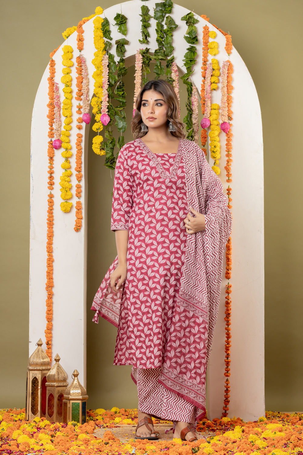 Elevate  Leaf Printed Cotton Kurti Pant Dupatta Set