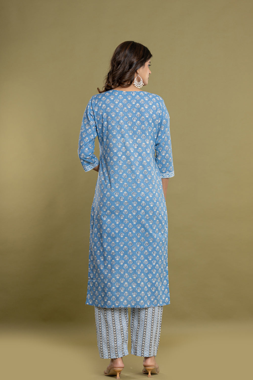 Elevate Minimal Floral Patterned Kurta Set with Dupatta