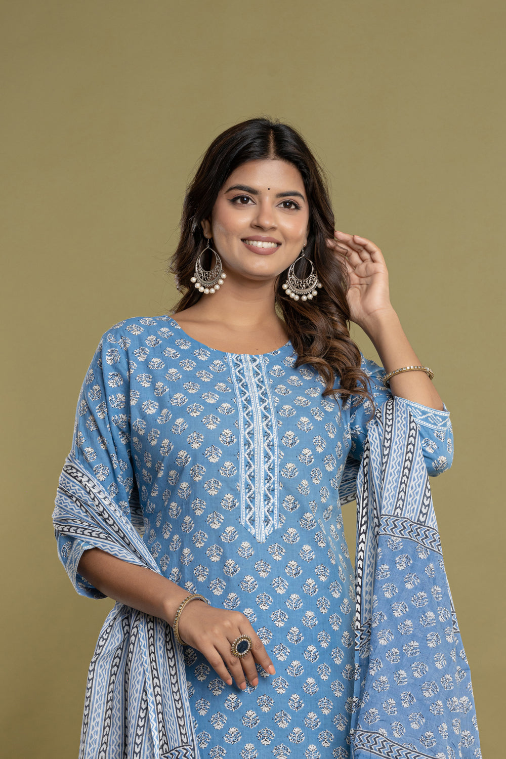 Elevate Minimal Floral Patterned Kurta Set with Dupatta